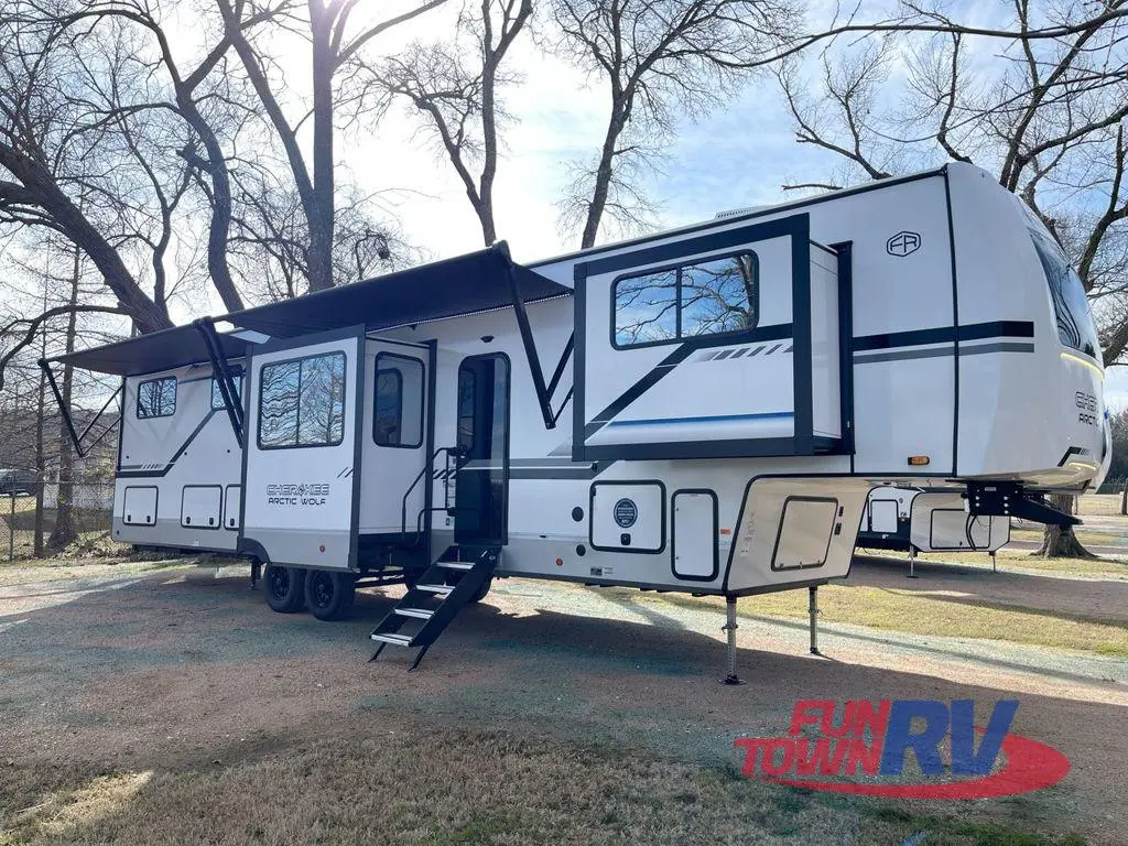 2025 F CHEROKEE ARCTIC WOLF Travel Trailer RV